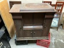 Singer Treadle sewing machine in oak cabinet