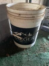 5 gallon bucket with insulators and wire