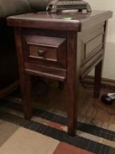 set of 2 matching end tables