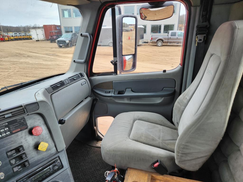 2005 Freightliner Day Cab