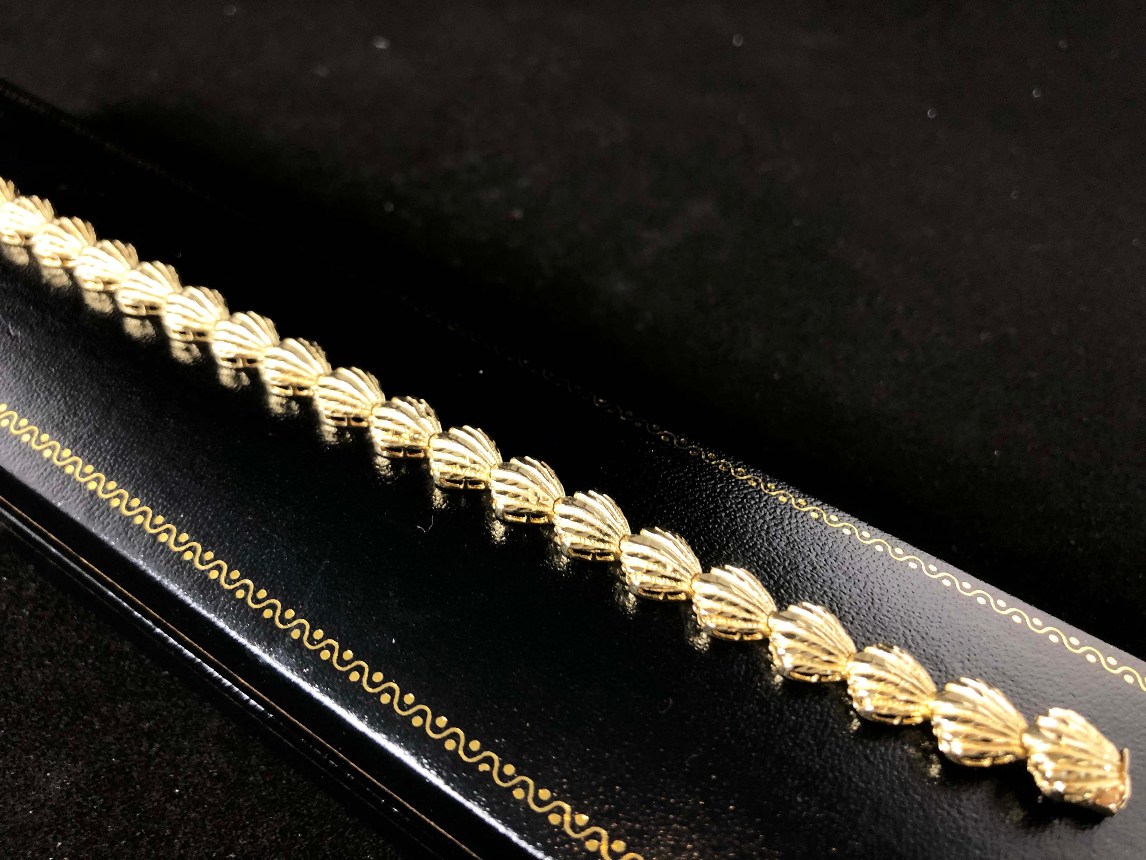 10K Gold Large Seashell Bracelet