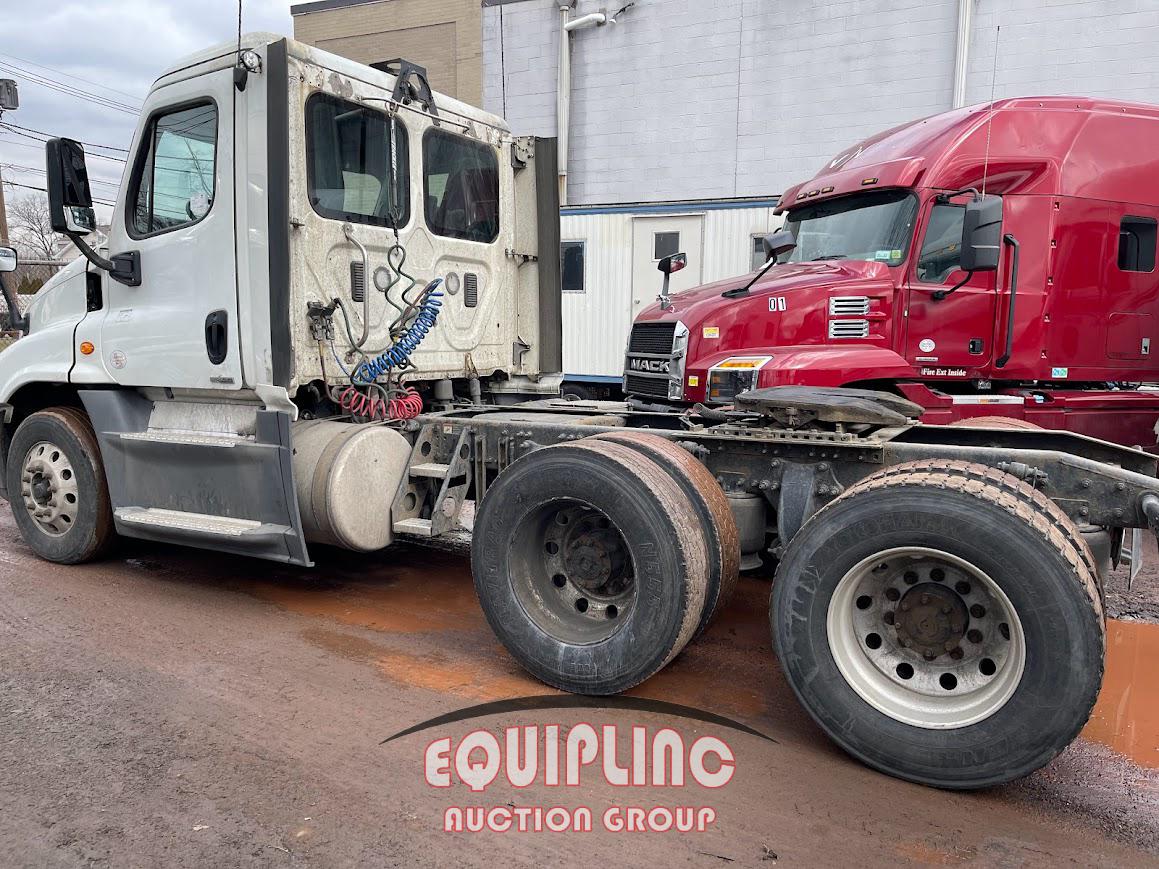 2016 FREIGHTLINER CASCADIA TANDEM AXLE DAY CAB