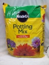 Miracle-Gro Potting Mix 1cubic ft
