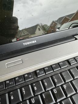 TOSHIBA Satellite L505-ES5015 Laptop with Carry Case