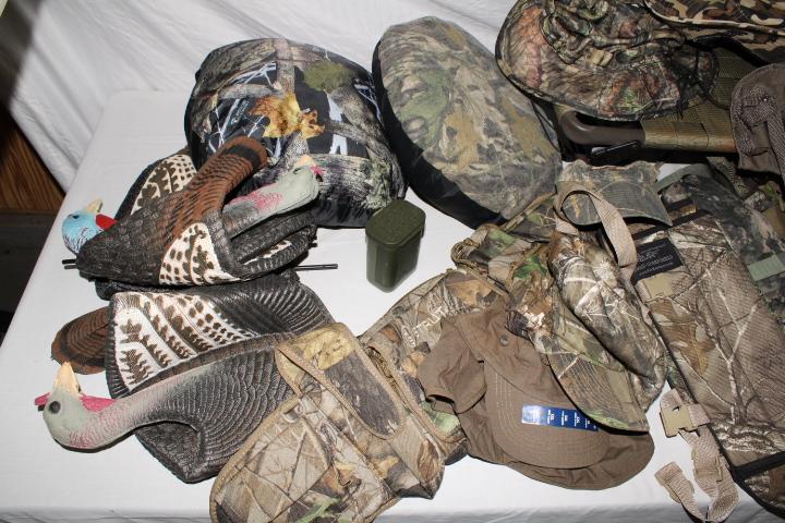 Large Camo Bag w/Turkey Hunting Supplies w/Decoys