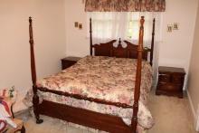 Queen Size Poster Bed in Mahogany Style