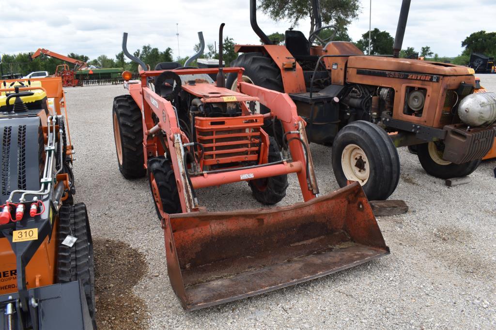 KUBOTA L2600 DT TRACTOR W/ KUBOTA LB400 LOADER (SERIAL # 52896) (SHOWING APPX 4,736 HOURS, UP TO THE