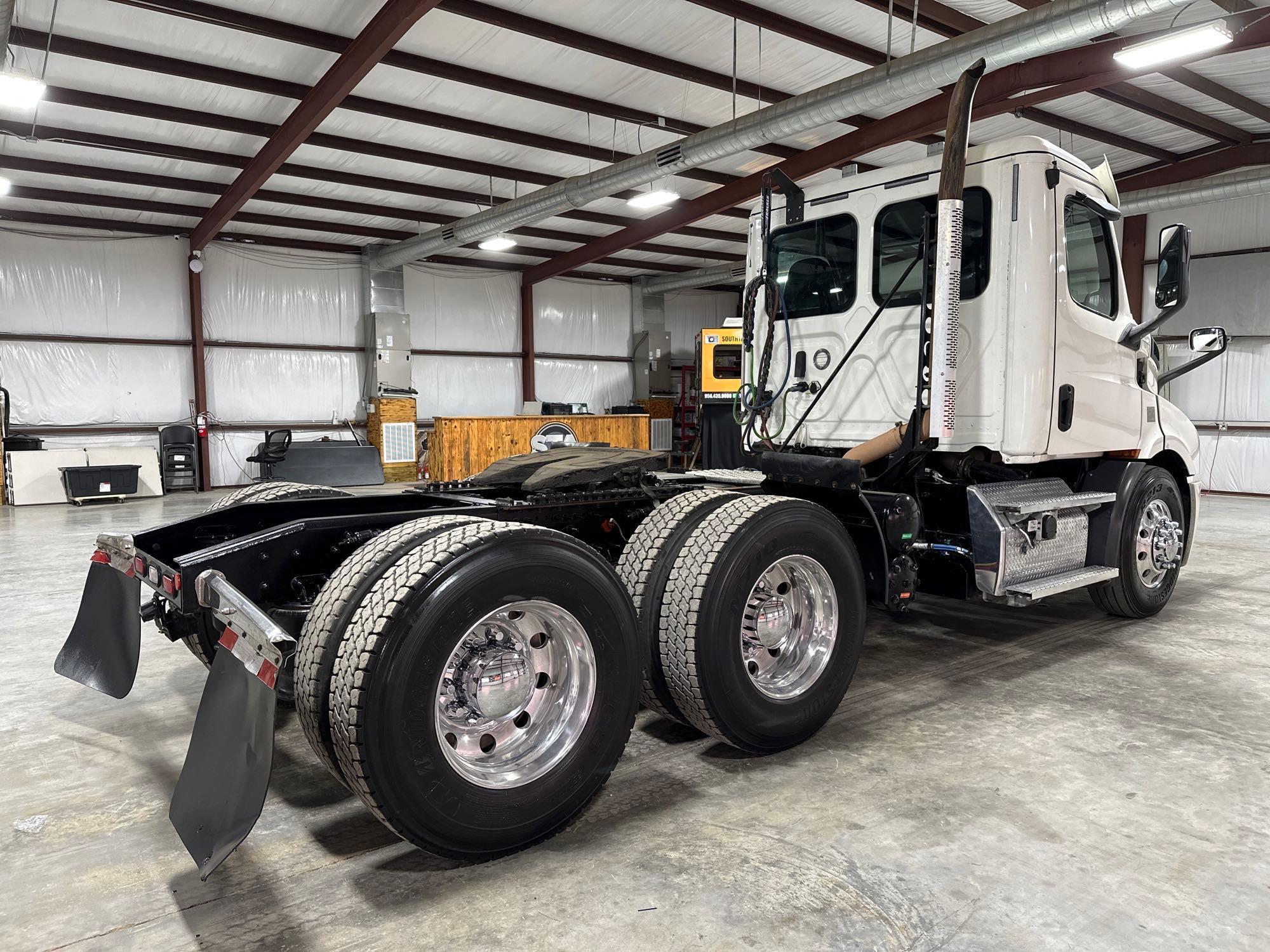 2019 Freightliner Cascadia Day Cab Truck Tractor