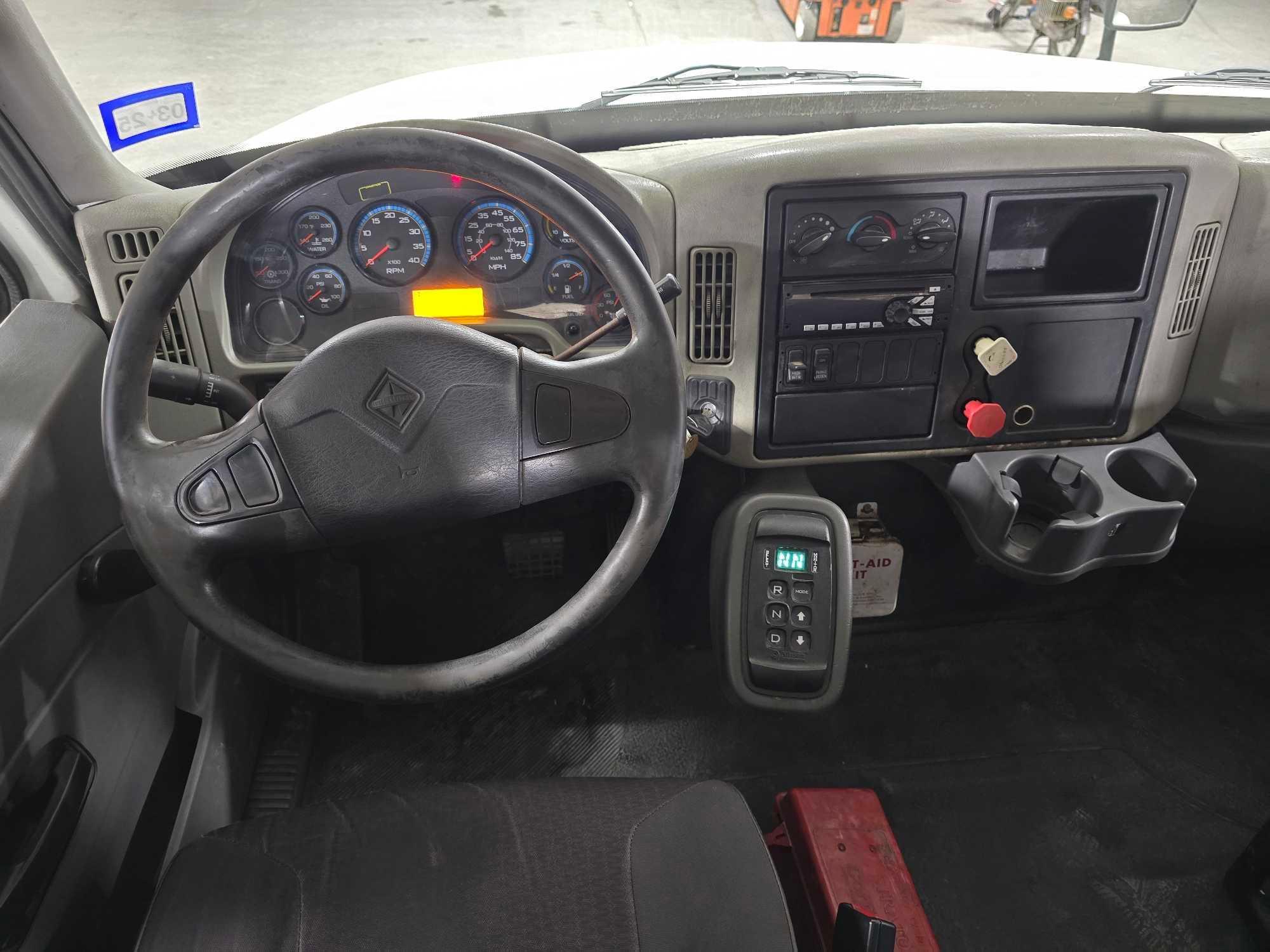 2013 International DuraStar 4400 Day Cab Truck Tractor