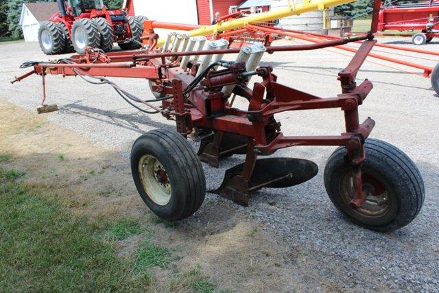 IH 720 5 BOTTOM ON LAND PLOW, NO COULTERS, AUTO