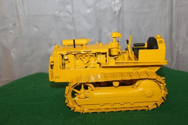 1/25 CAT MODEL D4 WITH MOVING PARTS,