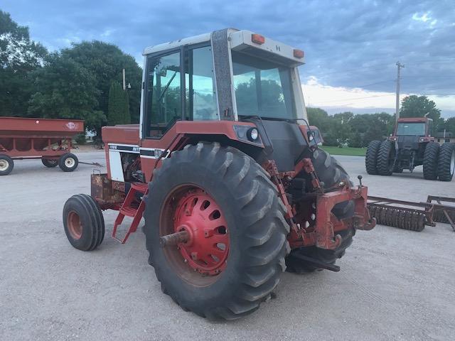 International 1586 Tractor shows 8144 hrs good rear 20.8-38 tires new 10.00