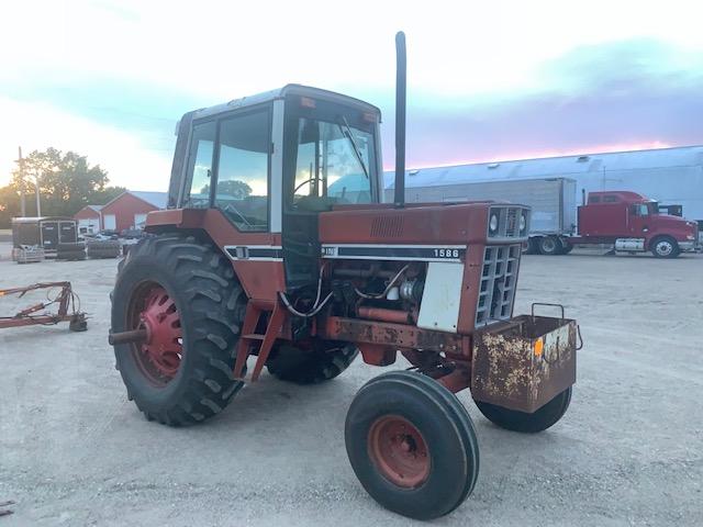 International 1586 Tractor shows 8144 hrs good rear 20.8-38 tires new 10.00