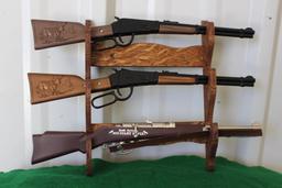 (3) Miniature toy rifles with wooden gun rack