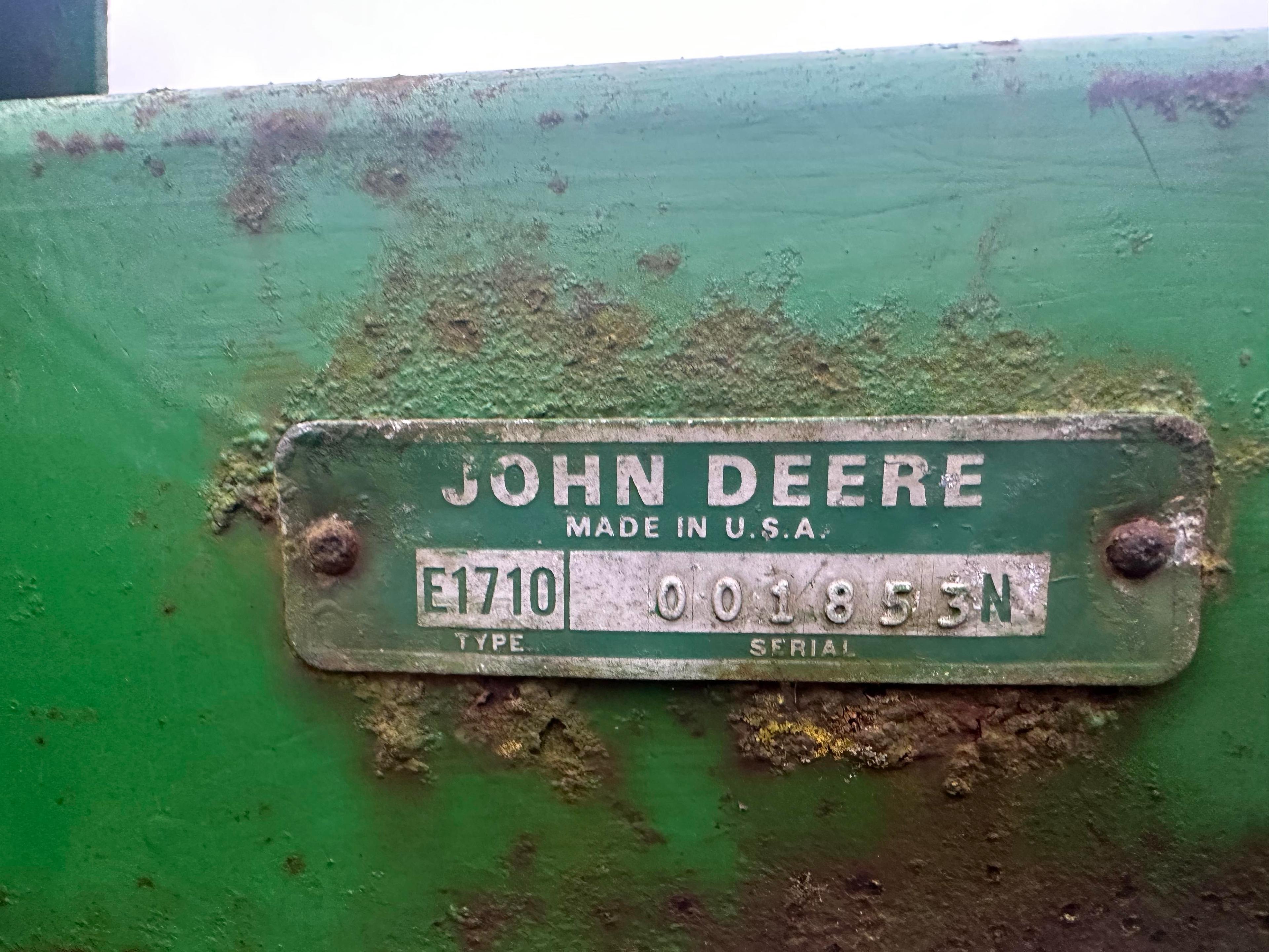 John Deere 1710  11 Shank Disc Chisel
