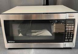 Panasonic Microwave Oven Stainless Steel Countertop/Built-In with Inverter Technology and Genius