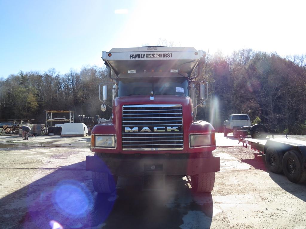 2007 Mack Granite CL700 tri-axel dump truck