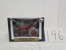 Speccast Classic series IH Farmall 400 Diesel wide front end 1/16 scale #zjd1645 good condition