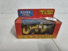 Ertl mighty movers IH 560 wheel loader 1/80 scale #1850 box is good