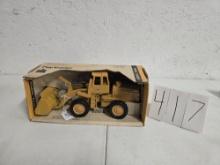 IH payloader with front bucket Ertl #426 good condition