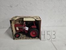 Ertl IH 866 with safety frame #461  1/16 scale box is good