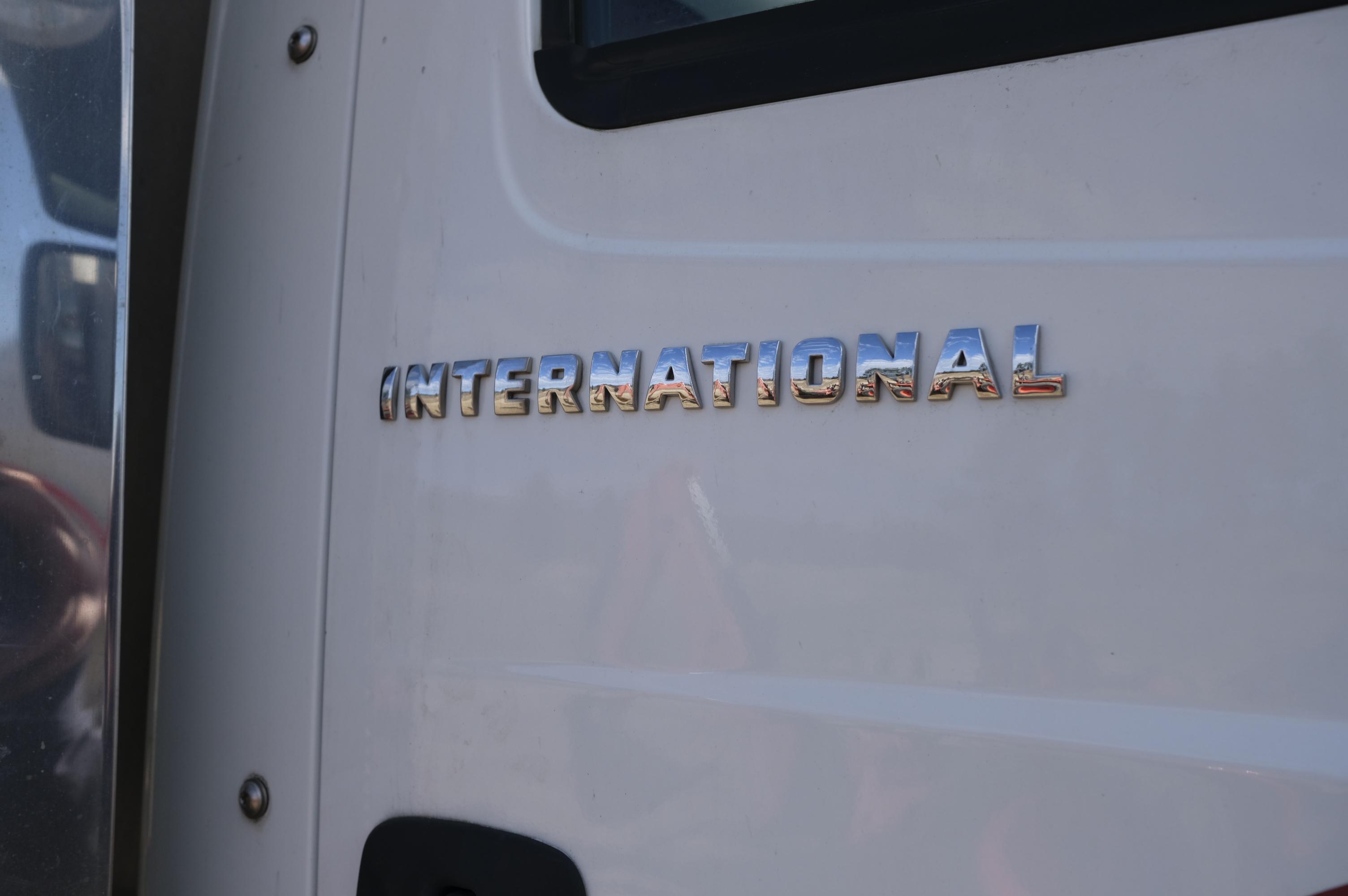 2004 International oil truck