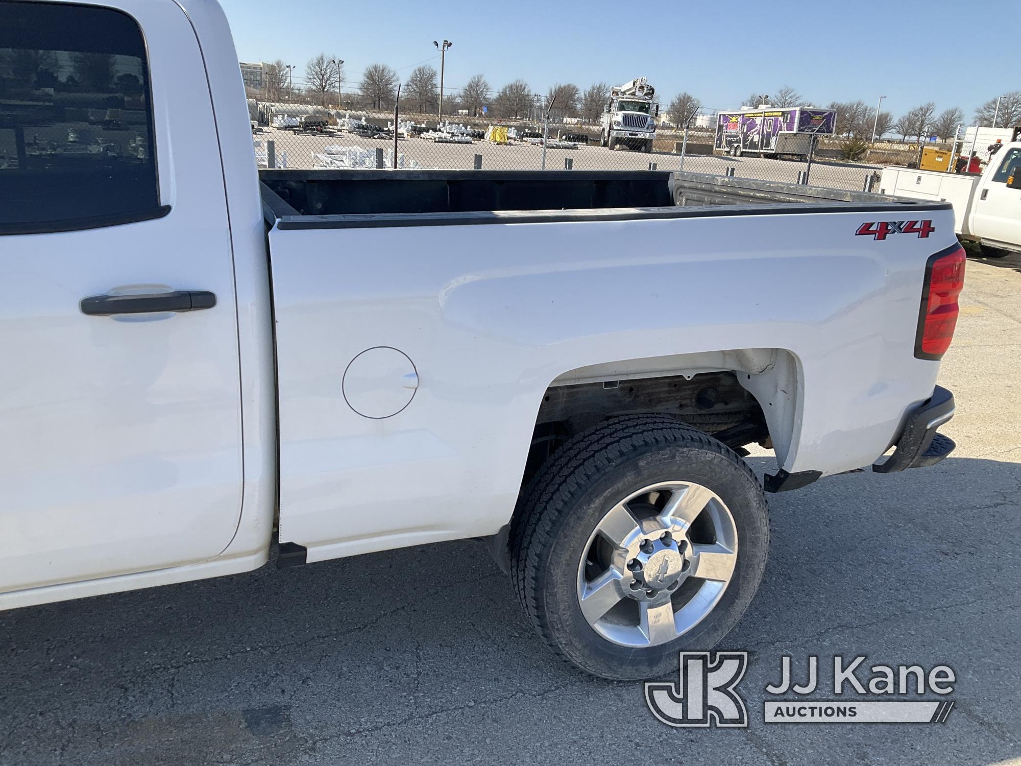 (Kansas City, MO) 2018 Chevrolet Silverado 2500HD 4x4 Crew-Cab Pickup Truck Runs & Moves) (Has A Den
