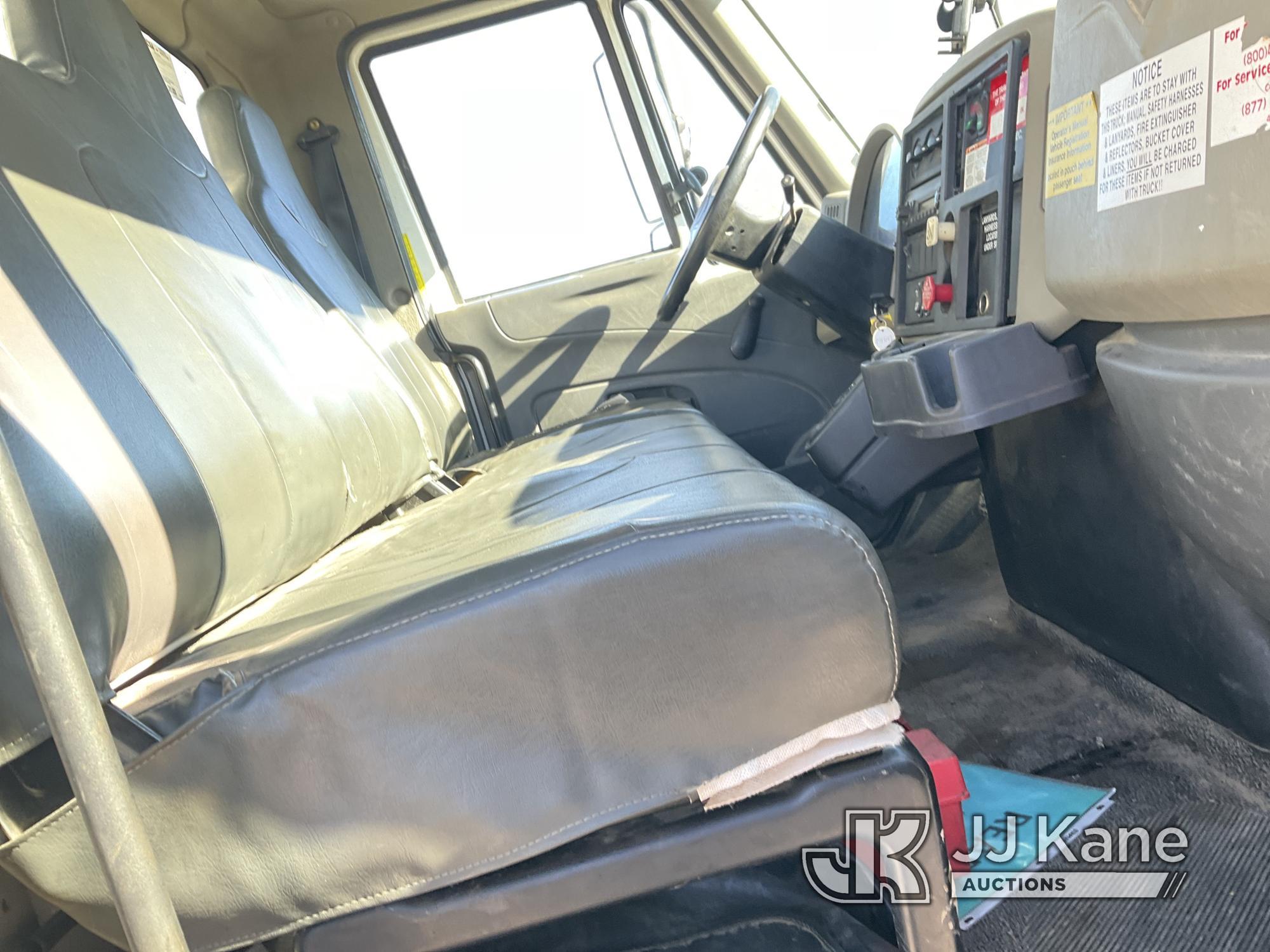 (Kansas City, MO) Altec AM900-E100, Double-Elevator Bucket Truck rear mounted on 2011 International