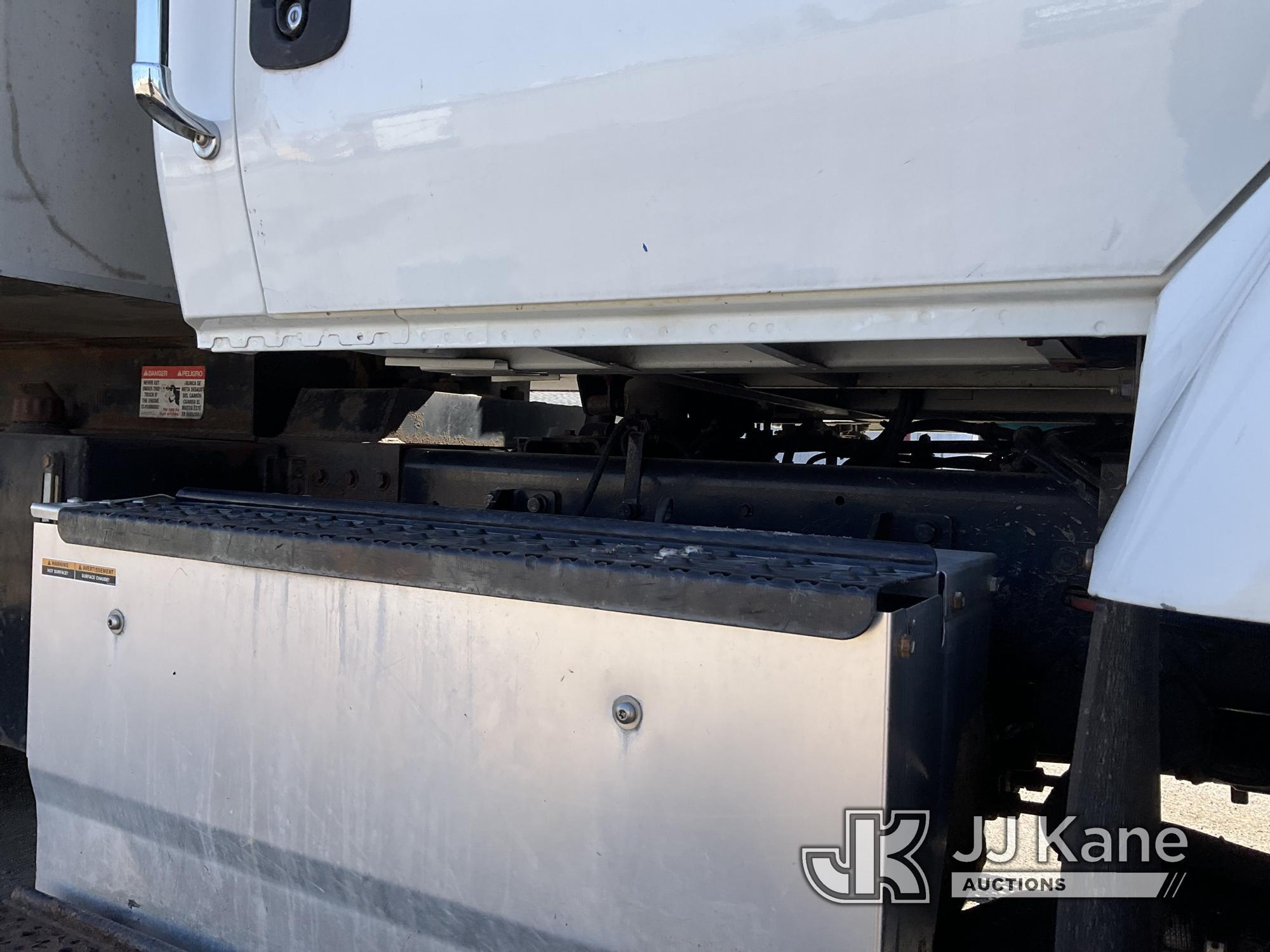 (South Beloit, IL) 2016 International WorkStar 7400 T/A Dump Truck Runs, Moves & Dump Bed Operates)
