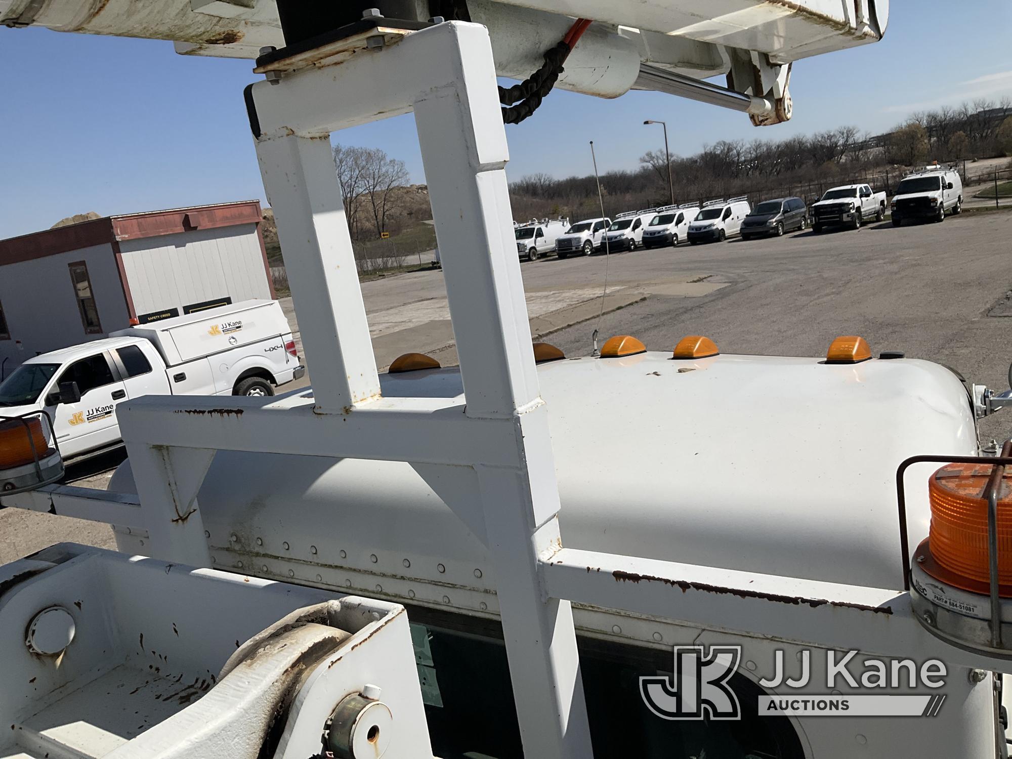 (Kansas City, MO) Altec AM900-E100, Double-Elevator Bucket Truck rear mounted on 2007 Peterbilt 335