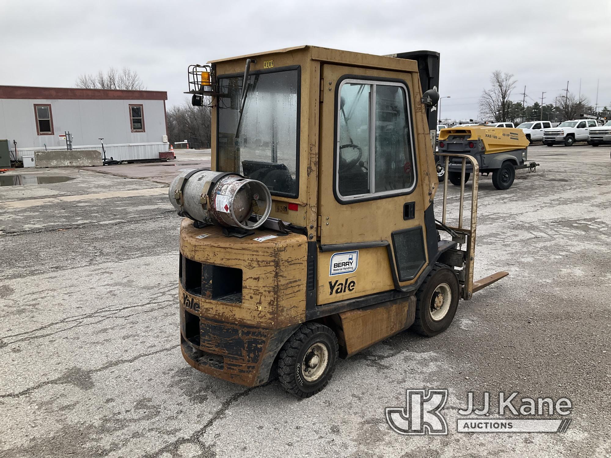 (Kansas City, MO) Yale Forklift Runs, Moves, & Operates) (Has A Bad Valve, Sells W/ Out The Propane