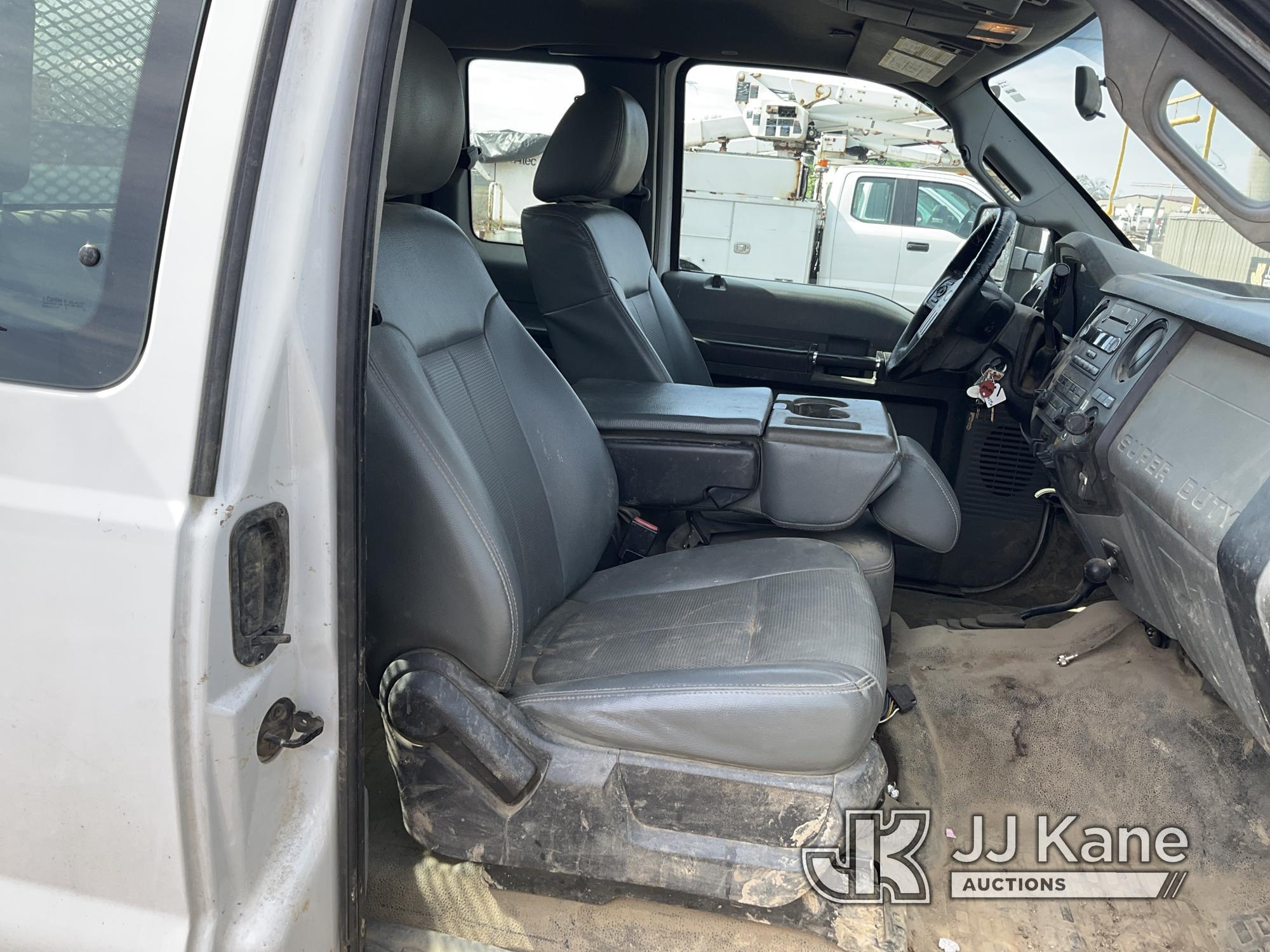 (South Beloit, IL) 2015 Ford F550 4x4 Extended-Cab Service Truck Runs & Moves) (Paint Damage, rust