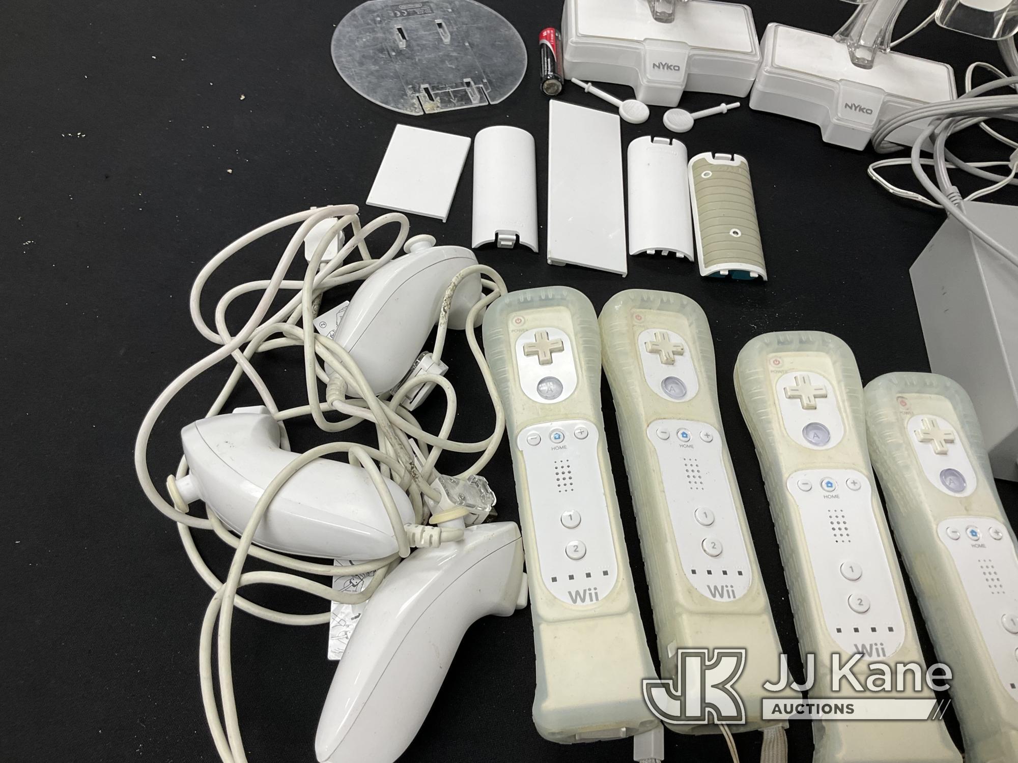 (Jurupa Valley, CA) Nintendo Wii With Accessories (Used) NOTE: This unit is being sold AS IS/WHERE I