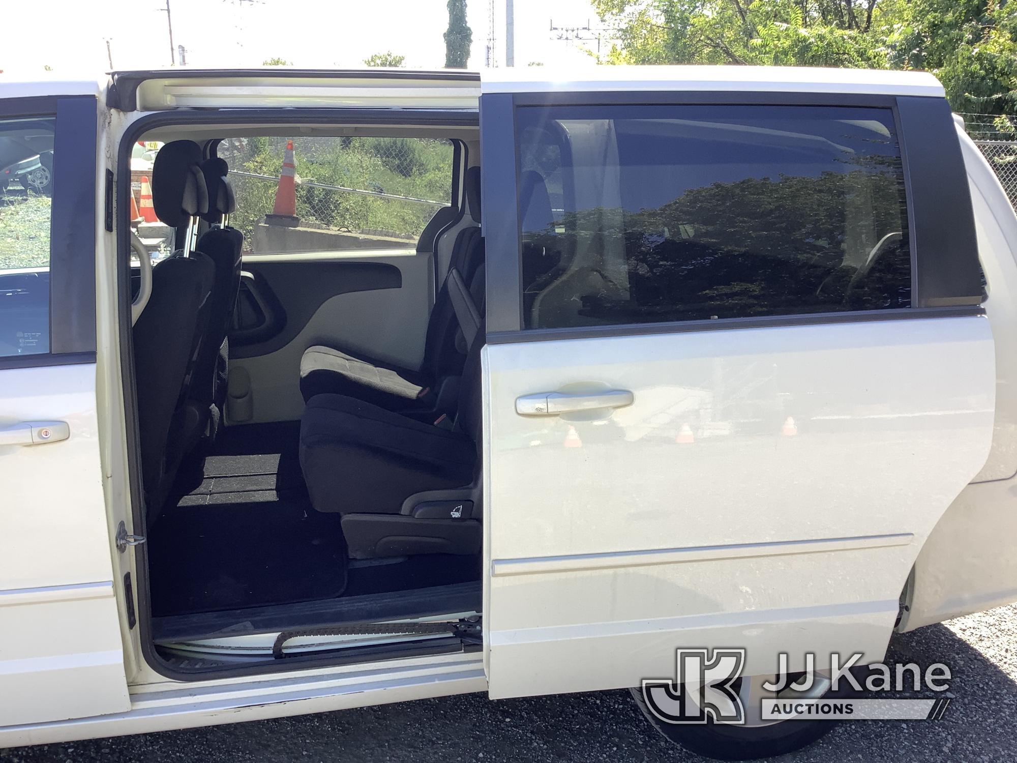 (Plymouth Meeting, PA) 2013 Dodge Grand Caravan Mini Passenger Van Runs & Moves, Body & Rust Damage