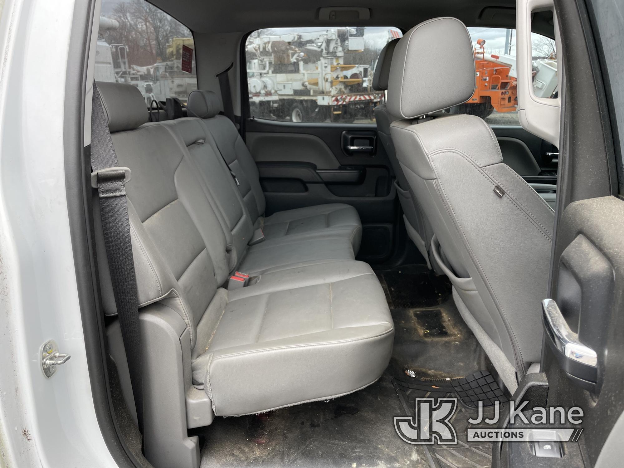 (Plymouth Meeting, PA) 2018 Chevrolet Silverado 2500HD 4x4 Crew-Cab Pickup Truck Runs & Moves, Body