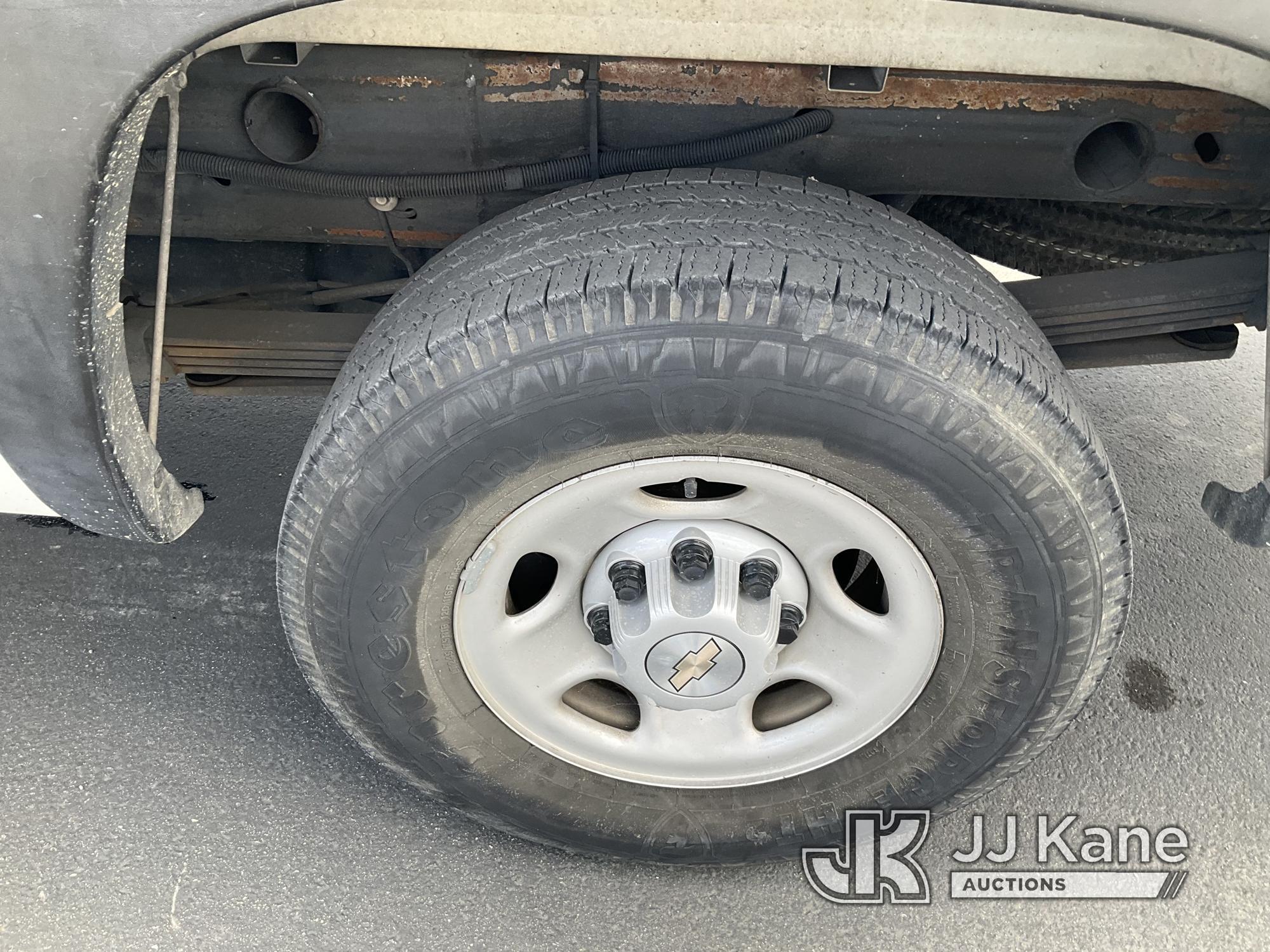 (Jurupa Valley, CA) 2003 Chevrolet Silverado 2500 Pickup Truck Runs & Moves) (Lift Gate Not Function