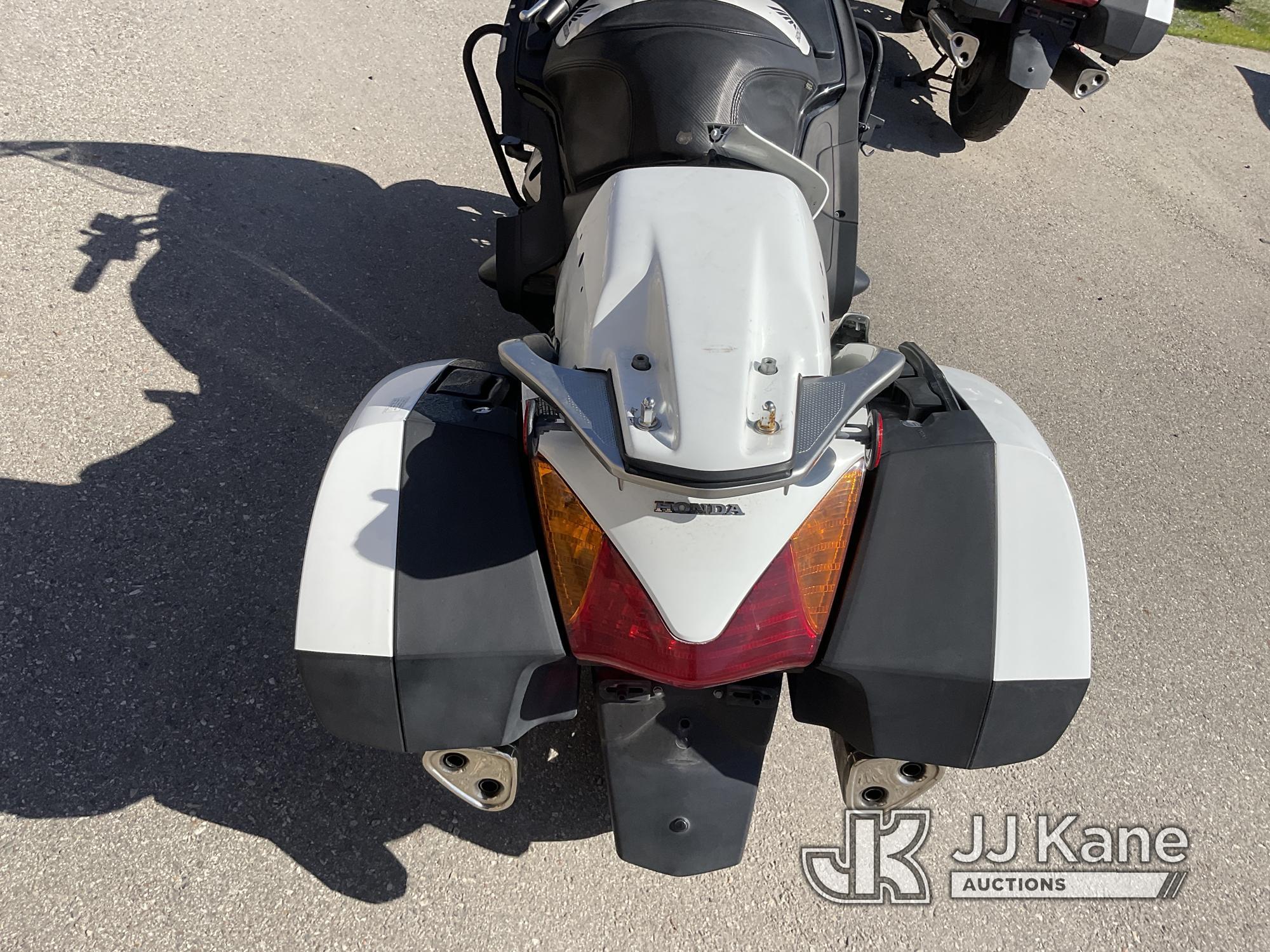 (Jurupa Valley, CA) 2014 Honda ST1300PA Motorcycle Runs, Dead Battery