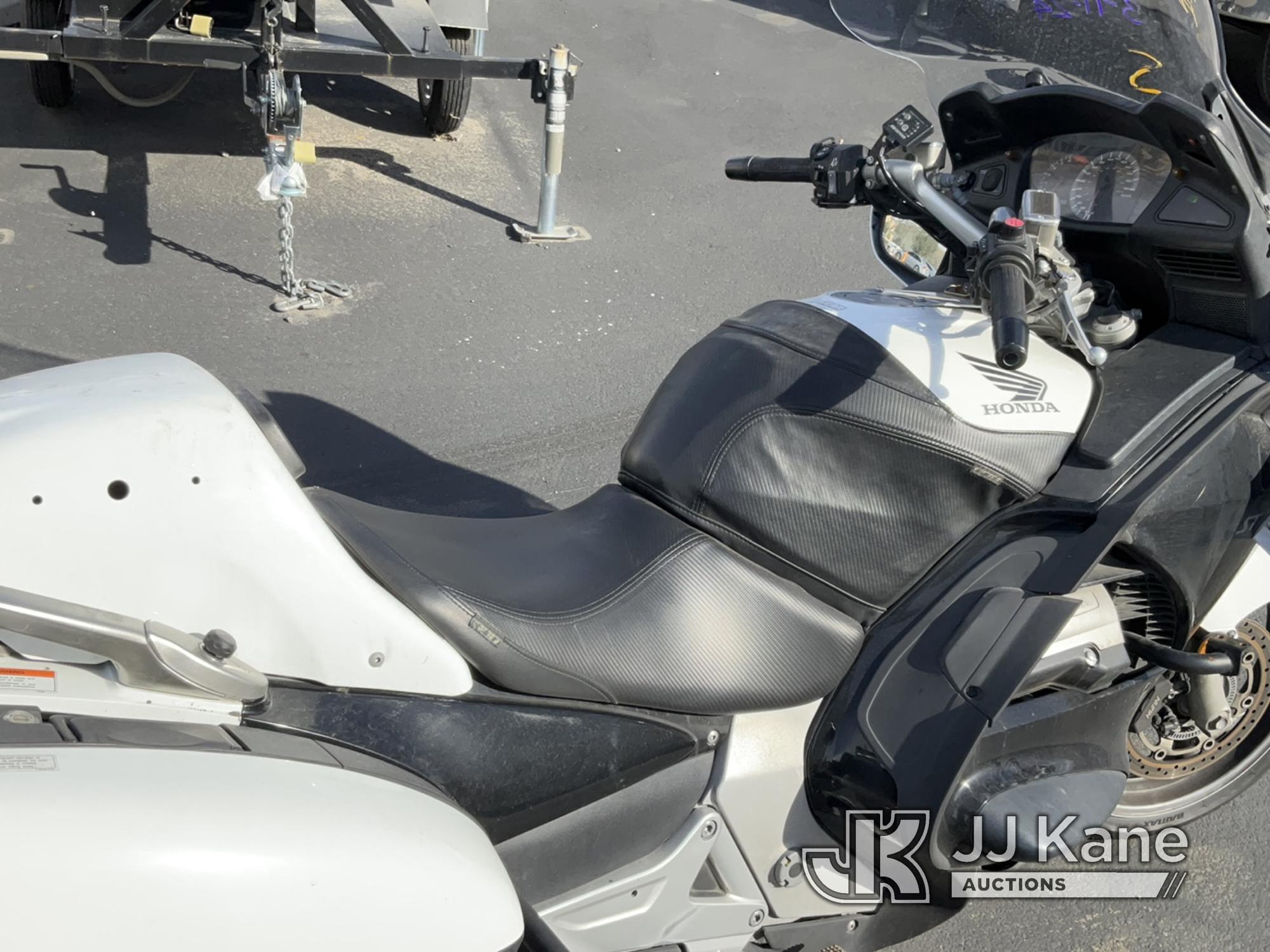 (Jurupa Valley, CA) 2014 Honda ST1300 PA Motorcycle Runs & Moves , Broken Mirror , Running Rough