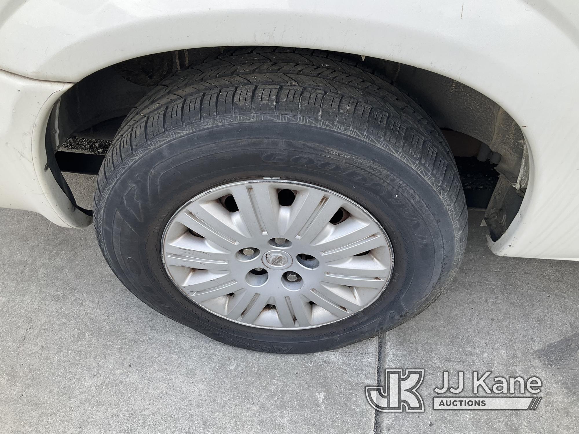 (Jurupa Valley, CA) 2006 Chrysler Town & Country Mini Passenger Van Not Running, Cracked Tires