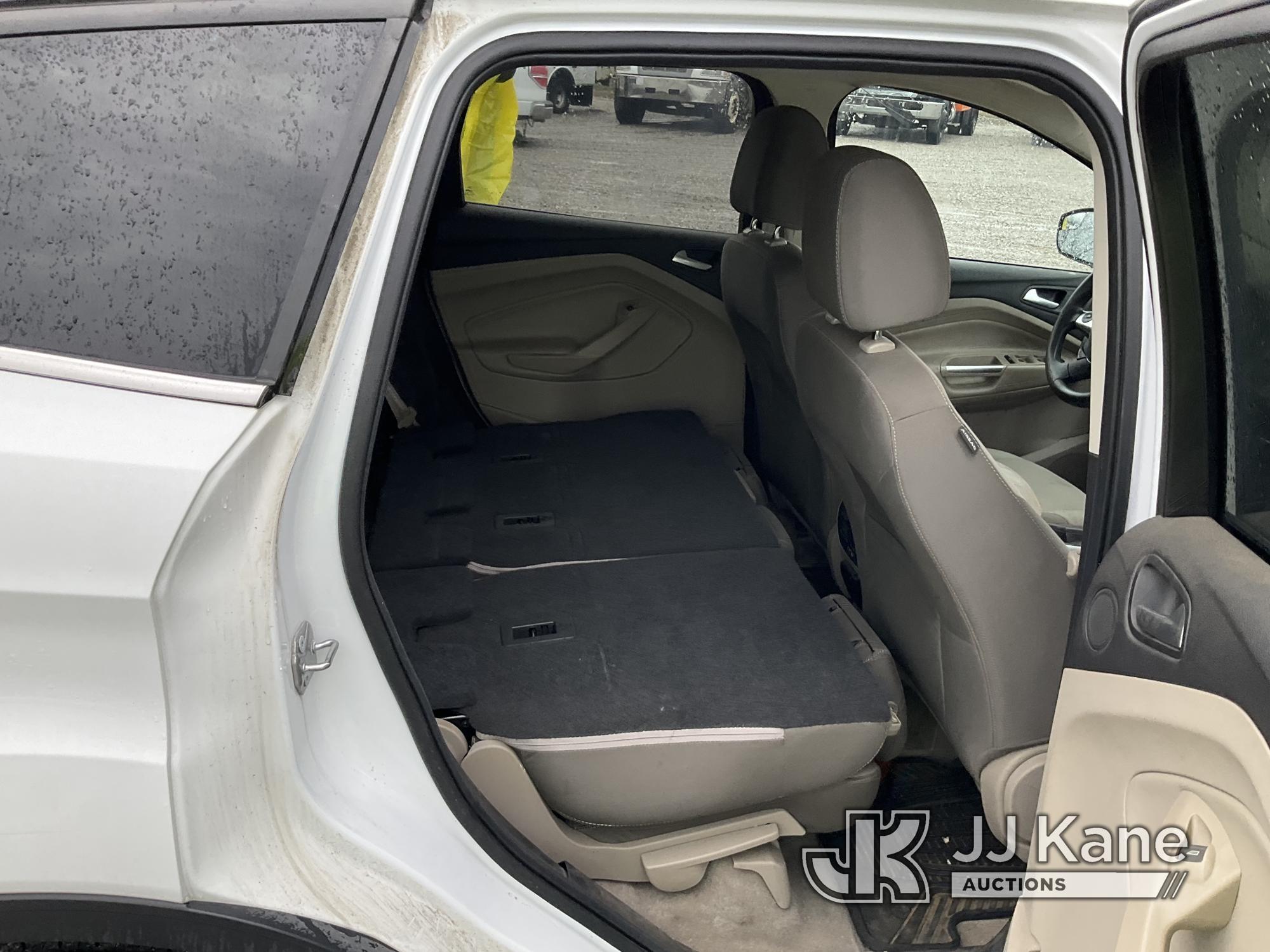 (Verona, KY) 2015 Ford Escape 4x4 4-Door Sport Utility Vehicle Not Running, Condition Unknown) (Bad