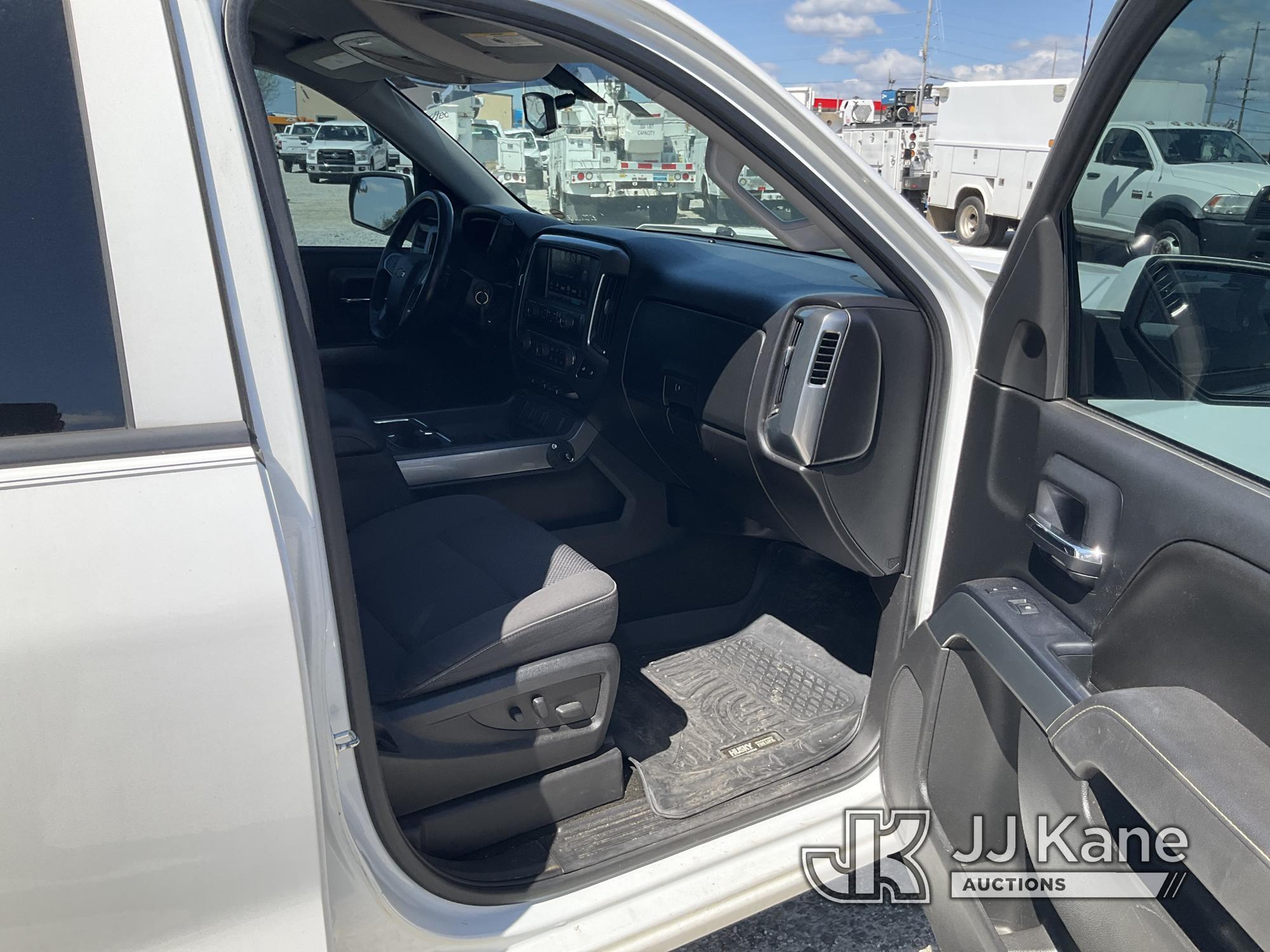(Villa Rica, GA) 2017 Chevrolet Silverado 1500 4x4 Crew-Cab Pickup Truck Runs & Moves) (Body Damage