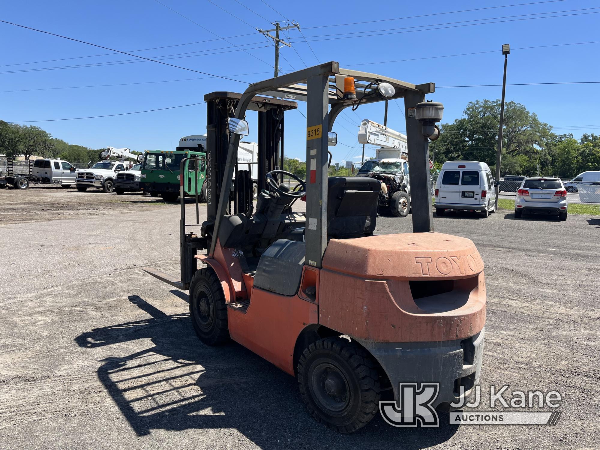 (Tampa, FL) Toyota Forklift Runs, Moves, & Operates)( Body Damage