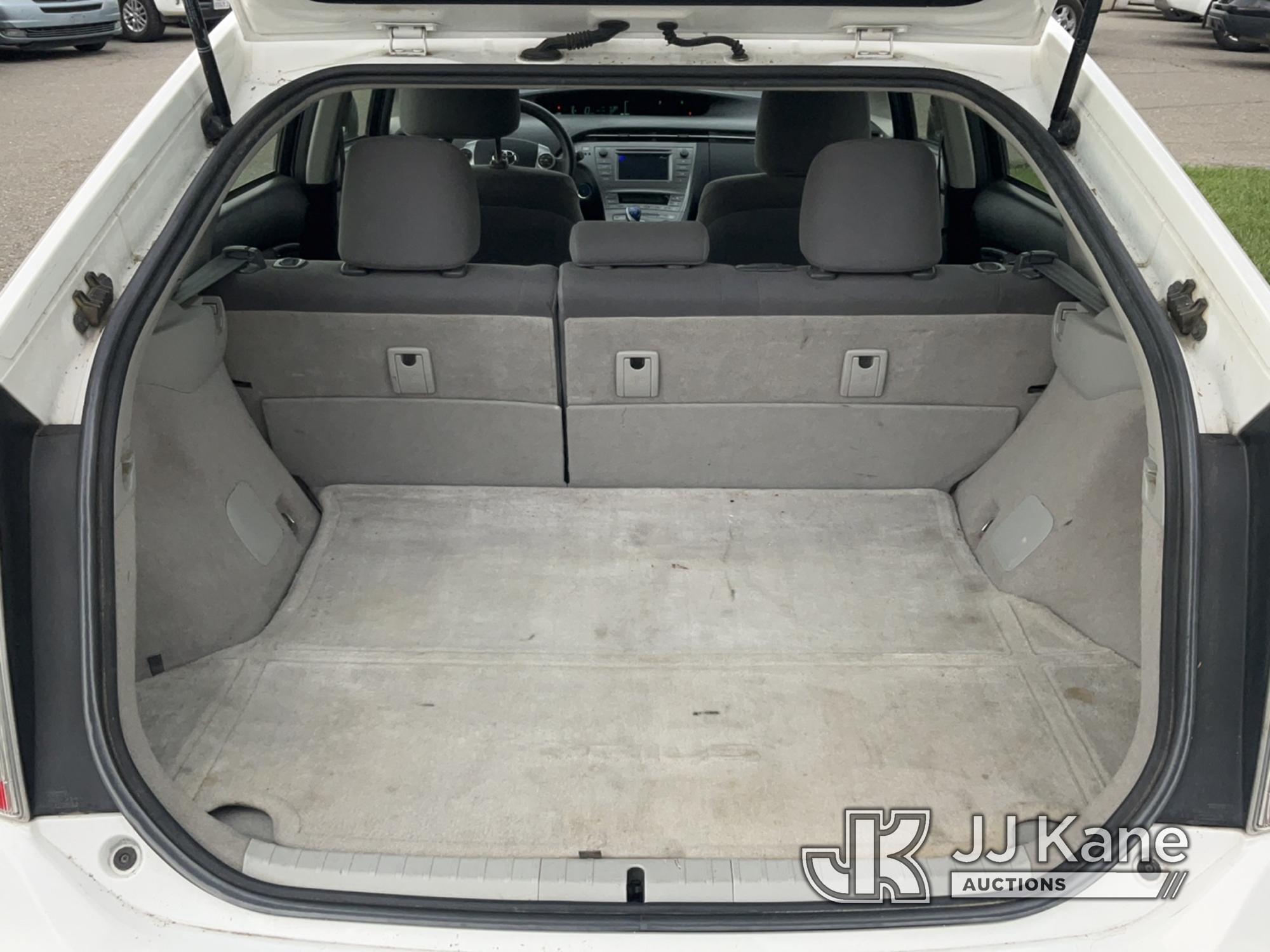 (Dixon, CA) 2013 Toyota Prius Hybrid 4-Door Hatch Back Runs & Moves) (Maintenance Light On
