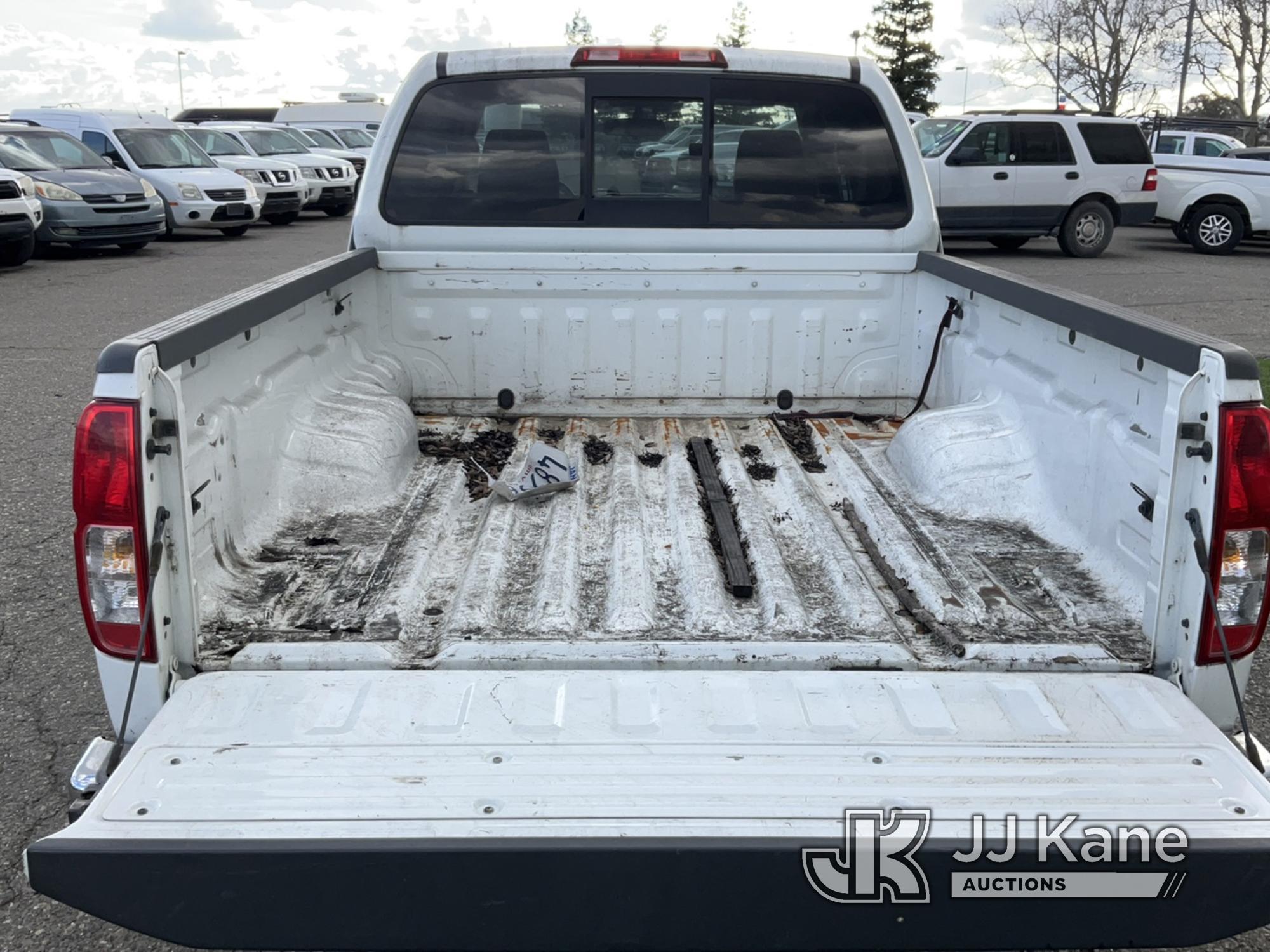 (Dixon, CA) 2016 Nissan Frontier 4x4 Extended-Cab Pickup Truck Runs & Moves) (Dents & Rusted Scratch