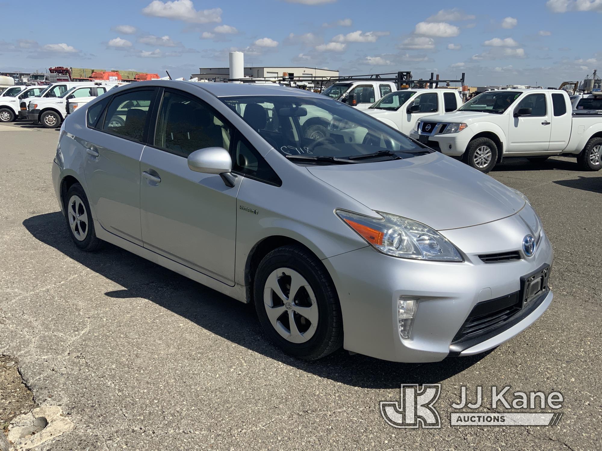(Dixon, CA) 2015 Toyota Prius 4-Door Hybrid Sedan Runs & Moves