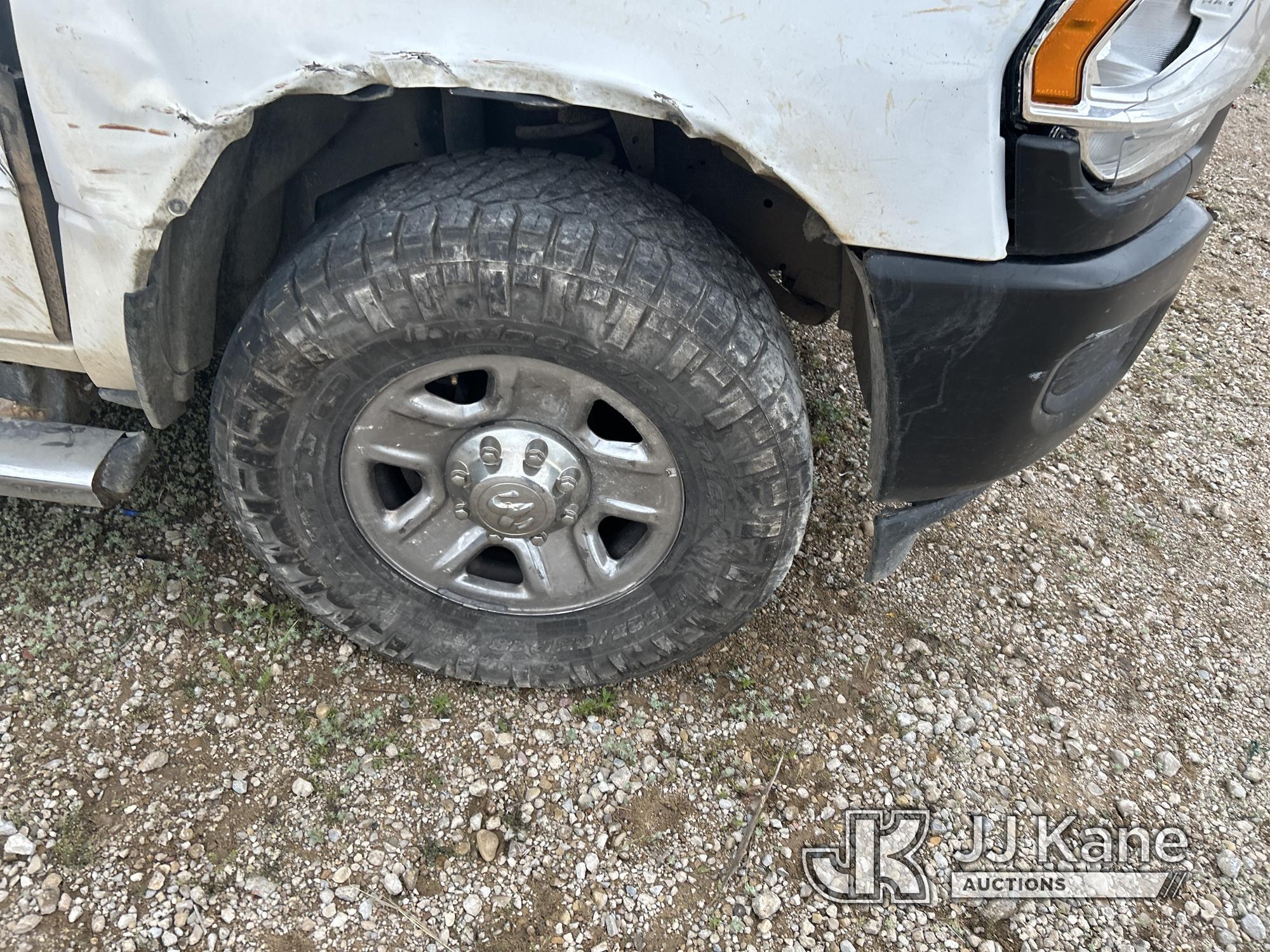 (Waxahachie, TX) 2019 RAM 2500 4x4 Crew-Cab Pickup Truck Runs & Moves Rough) (Wrecked, Airbags Deplo