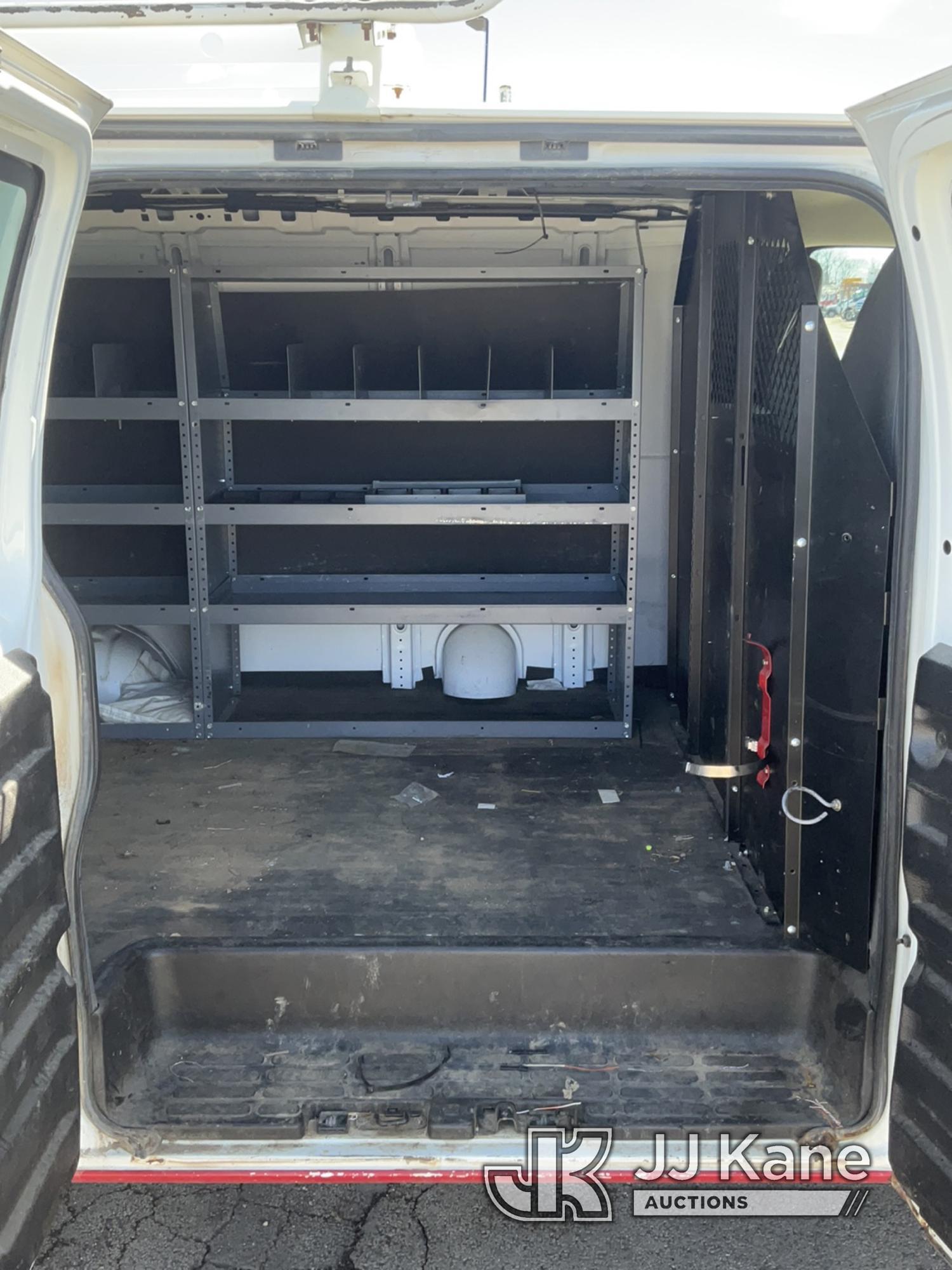 (South Beloit, IL) 2011 Chevrolet Express G2500 Cargo Van Runs & Moves) (Jump to Start-Needs Battery