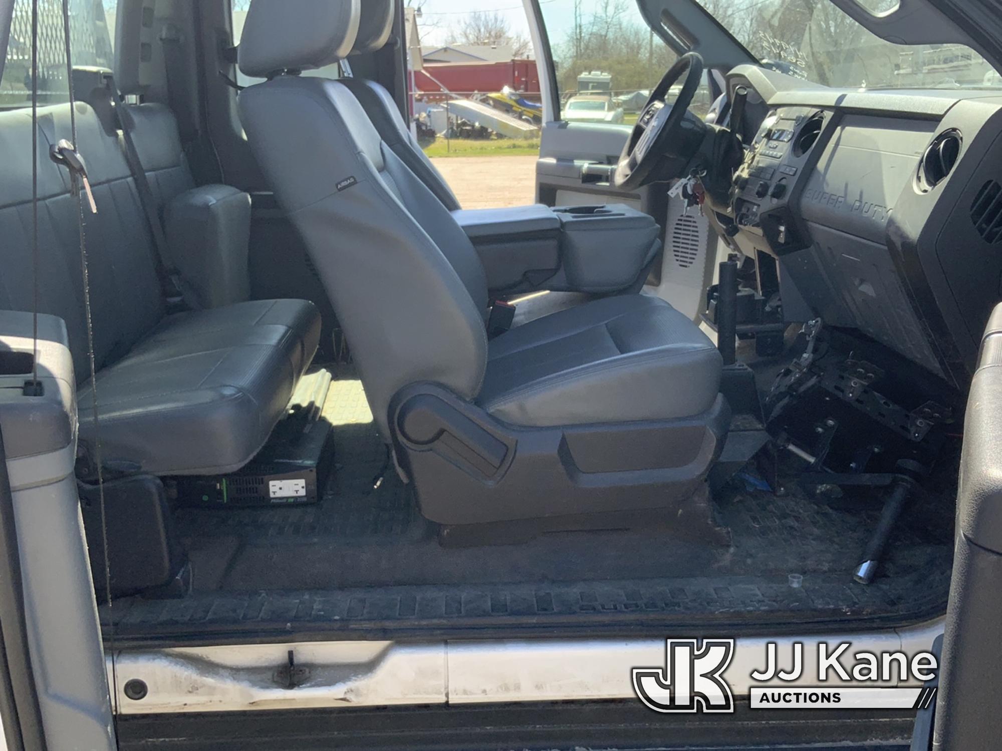 (South Beloit, IL) 2016 Ford F250 4x4 Extended-Cab Pickup Truck Runs & Moves) (Body Damage