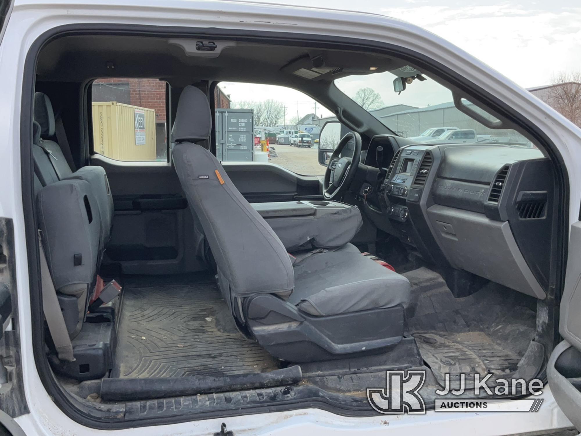 (Des Moines, IA) 2019 Ford F250 4x4 Extended-Cab Pickup Truck Runs & Moves) (Check Engine Light On