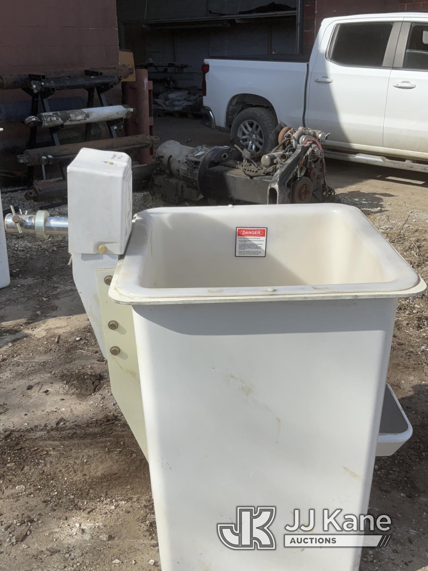 (Des Moines, IA) Altec Bucket with Liner 28in x 28in area 3ft 4in tall NOTE: This unit is being sold
